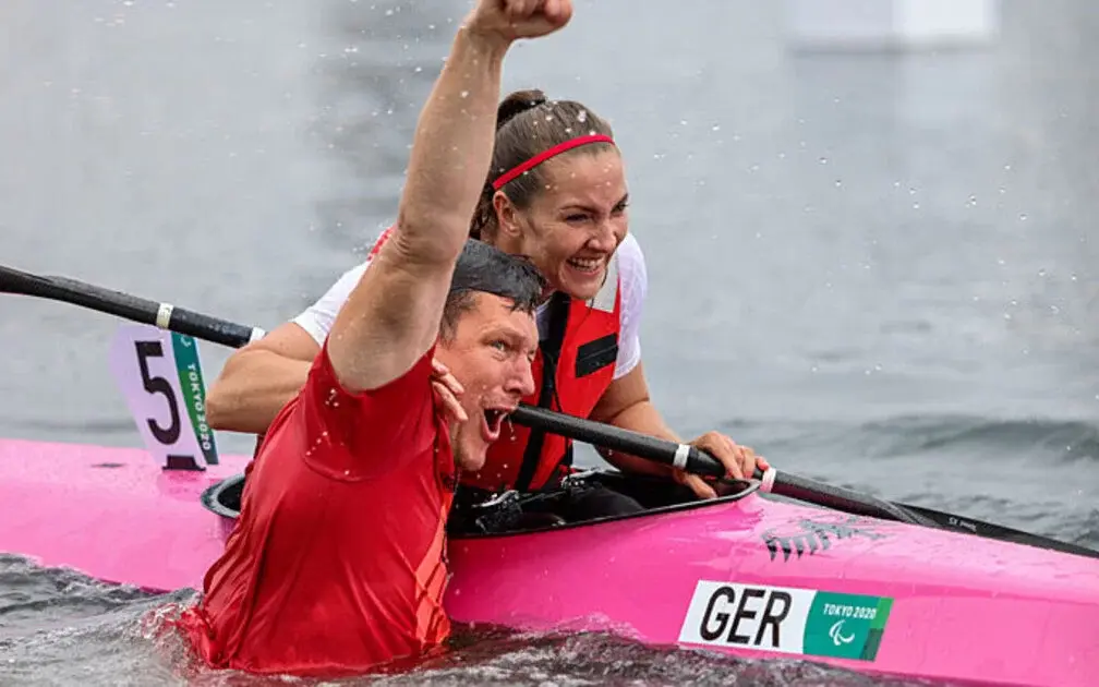 Edina Müller feiert nach Gold im Parakanu bei den Paralympischen Spielen in Tokio 2021.